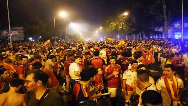 وفاة وإصابات.. احتفالات الجماهير الإسبانية بكأس العالم تتحول إلى مأساة