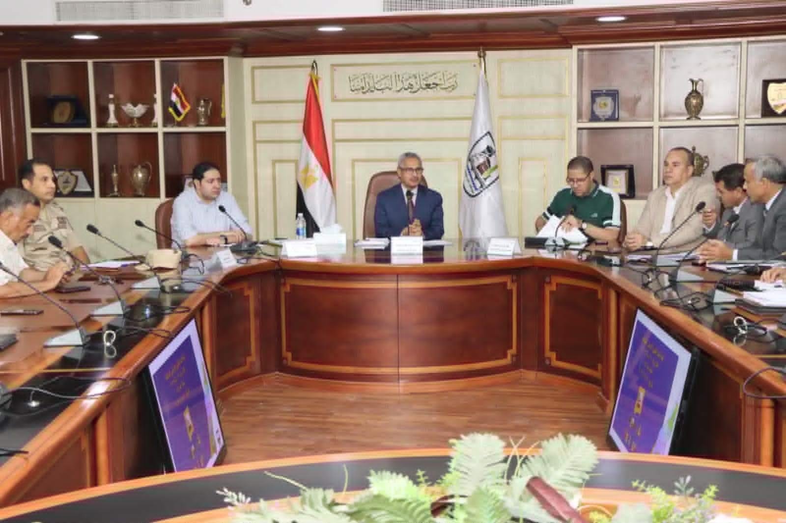 محافظ بني سويف يبحث الموقف التنفيذي لطلبات تقنين أراضي أملاك الدولة