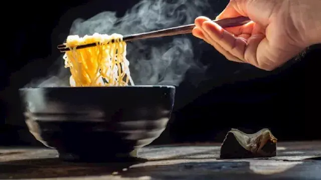 بعد تحذير طبيبة عقب تسمم طفليها.. 7 أضرار خطيرة لتناول الإندومي