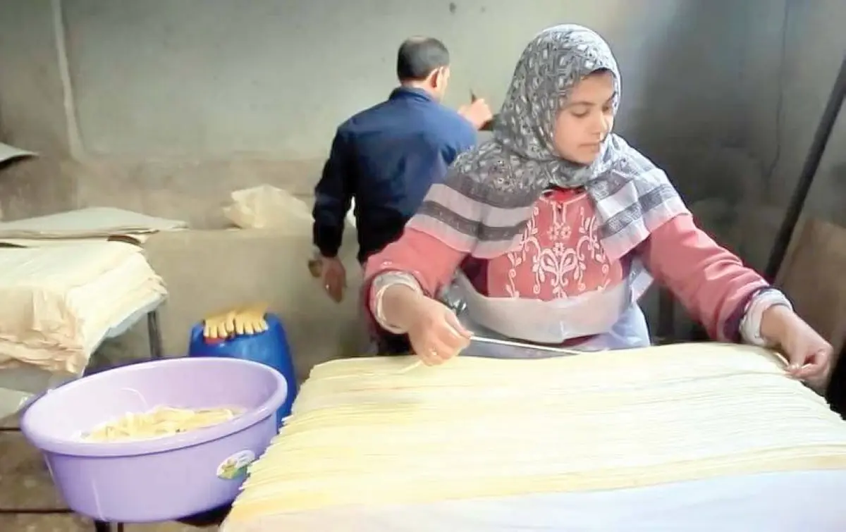 «صناعة البردى».. لوحات فنية مستوحاة من الحضارة المصرية