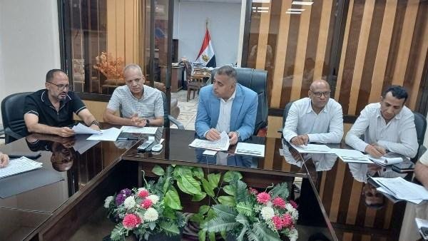 رئيس الخارجة بالوادي الجديد يناقش خطة التنمية ويشدد على سرعة تنفيذ المشروعات الخدمية