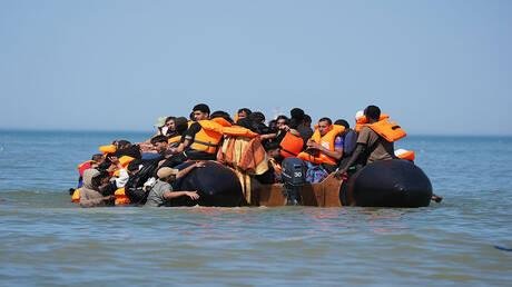 بريطانيا تسجل أكبر عدد من المهاجرين في رحلة واحدة عبر القناة بـ230 شخصا