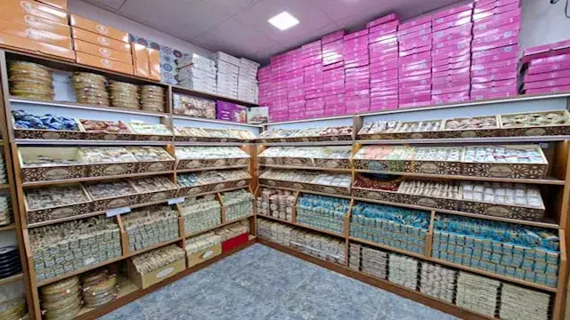 من الفولية والسمسمية لـ"الديناميت والساندوتش".. أسعار حلوى المولد في سوهاج