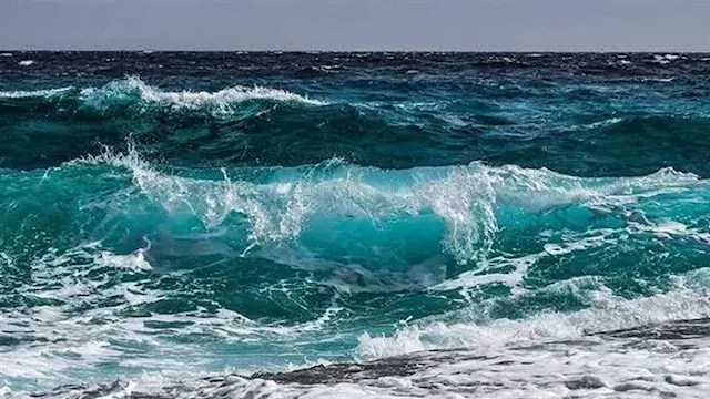 غدًا السبت.. الأرصاد تحذر من ارتفاع الأمواج لـ3 أمتار بهذه الشواطئ