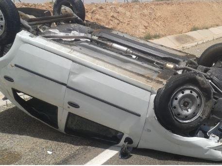 مصرع شخص وإصابة 9 آخرين إثر انقلاب سيارة ربع نقل تقل عمالا بالطريق الأوسطي