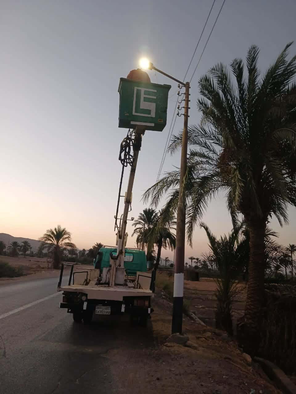 محافظ أسيوط: رفع كفاءة الإنارة العامة بالقرى لتعزيز السلامة على الطرق