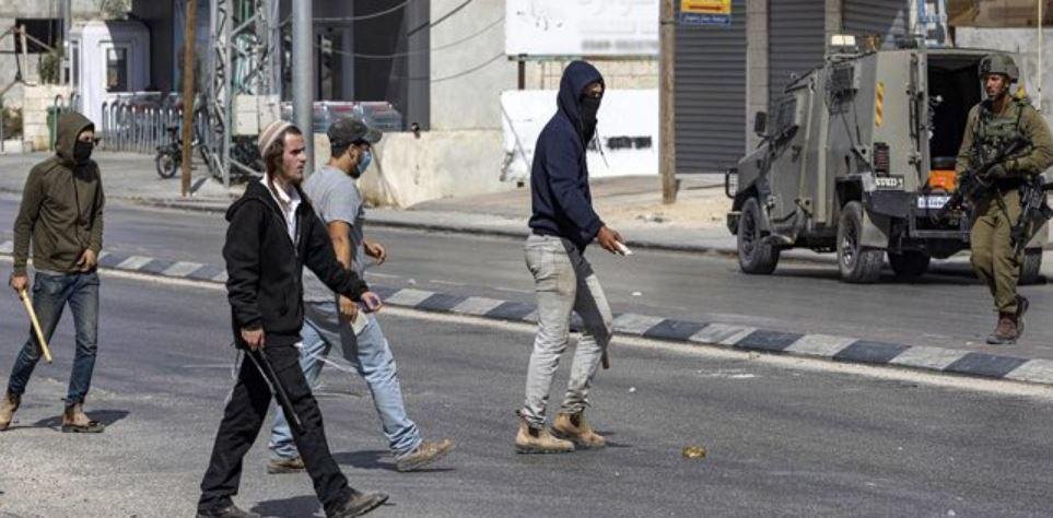 مستوطنون يهاجمون منازل ومركبات ويتلفون محاصيل في الضفة الغربية.. وجيش الاحتلال يقتحم قرية قرب رام الله