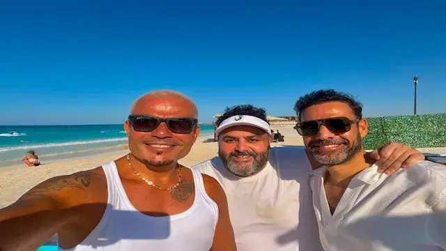 "الأبيض شكله علينا خطير".. شيكو ينشر صورة مع عمرو دياب وأمير طعيمة في الساحل