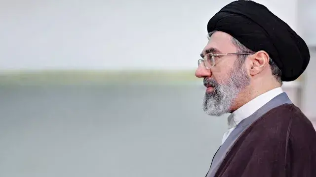 مجتبى خامنئي يلتقي بزشكيان داخل سيارة معتمة.. تقرير إيراني يكشف تفاصيل اللقاء