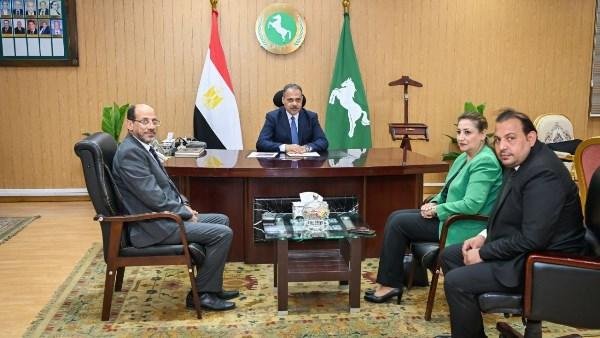 محافظ الشرقية يبحث دعم القوافل المجانية وتوسيع خدمات الرعاية الصحية