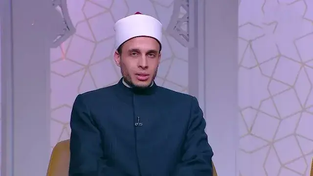 كيف وصلت مقتنيات الرسول إلى مسجد الحسين؟.. إمام المسجد يُجيب