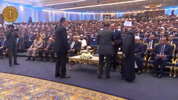 وزير الأوقاف يهدي الرئيس السيسي مجموعة من الكتب