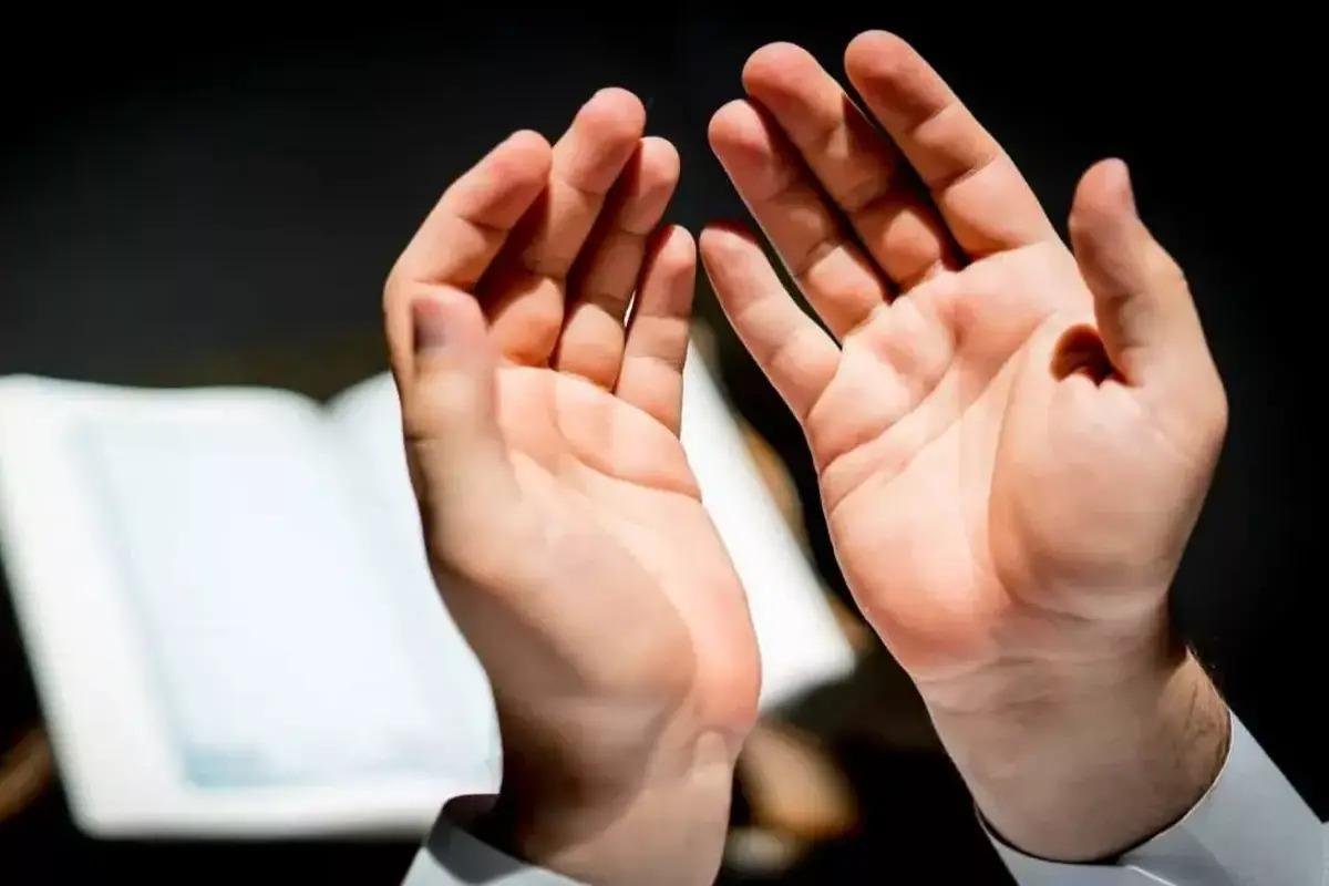 هل يجوز رفع اليدين إلى السماء أثناء الدعاء؟ .. دار الإفتاء تجيب