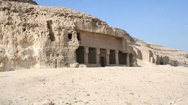بين الحقيقة والأسطورة.. لماذا ارتبط اسم عنترة بن شداد بمعبد أثري في المنيا؟ (صور)