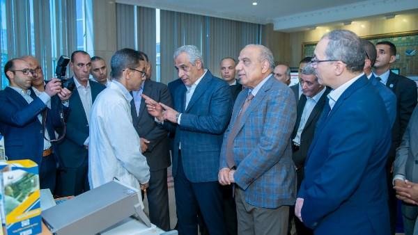 وزيرا الإنتاج الحربي والكهرباء ومحافظ القليوبية يتفقدون خطوط إنتاج "بنها للصناعات الإلكترونية"