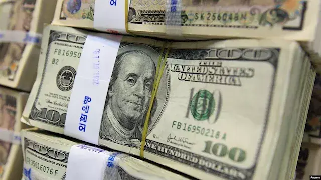 تراجع في 4 بنوك.. سعر الدولار مقابل الجنيه ببداية تعاملات الاثنين