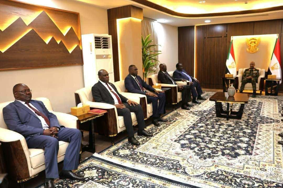البرهان يبحث مع مستشار رئيس دولة جنوب السودان جهود دعم مسارات السلام والاستقرار