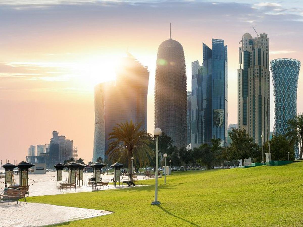 طقس حار جدا نهارا على الساحل مع سحب متفرقة في البحر