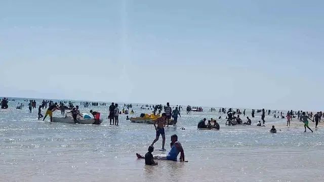شواطئ مجانية وصفر حوادث غرق.. رأس سدر تتصدر المشهد السياحي بجنوب سيناء