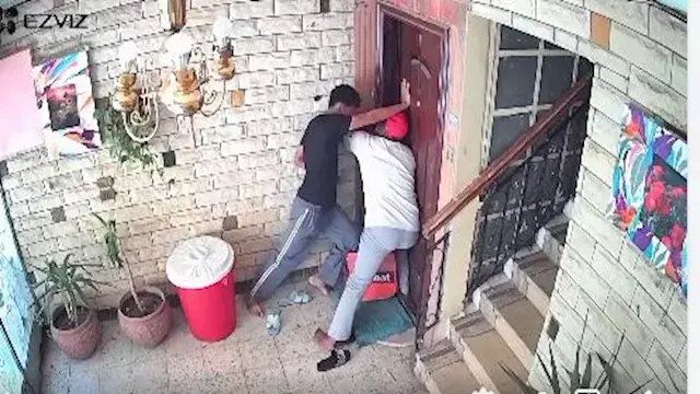 الديلفري المزيف.. تفحص الأجهزة الأمنية فيديو يرصد محاولة شخصين اقتحام شقة سكنية