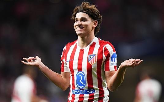 سيميوني يتمسك بألفاريز ويعرقل انتقاله إلى برشلونة