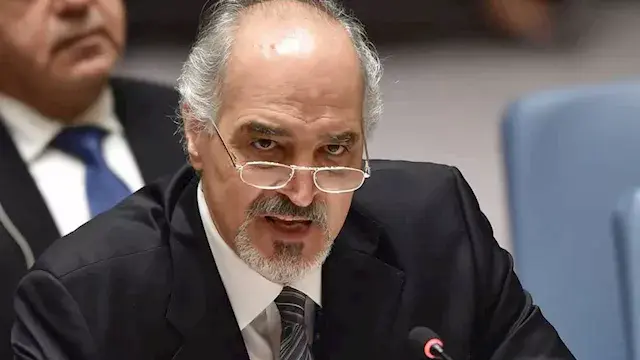 بشار الجعفري يظهر في حفل بموسكو ويثير غضبًا واسعًا بين السوريين (فيديو)