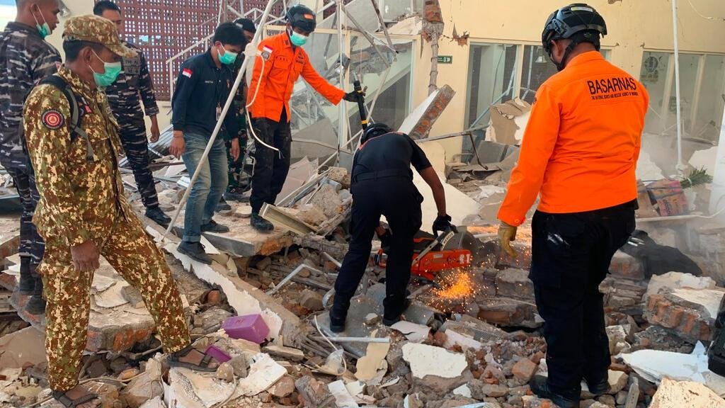 إندونيسيا : عشرون قتيلا على الأقل جراء زلزال بقوة 7,7 درجة ضرب قبالة سواحل البلاد