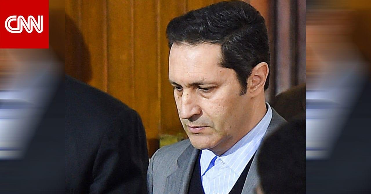 "يمس السيادة".. علاء مبارك يعلّق على حريق سفينتين في ميناء دمياط