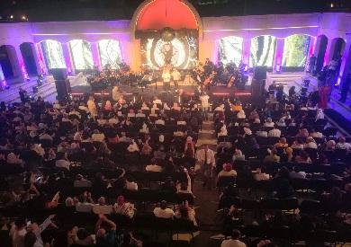 إسقاطات ضوئية متحركة تزين المسرح المكشوف في افتتاح المهرجان الصيفي