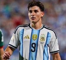 تقارير: أتلتيكو مدريد يشكو برشلونة إلى فيفا بسبب ألفاريز