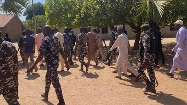 رويترز: مسلحون يقتلون 12 شخصا ويخطفون نساء وأطفالا في نيجيريا