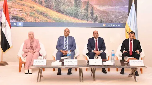 وزير العمل يسلم 250 عقد عمل للشباب وذوي الهمم في الإسكندرية - صور