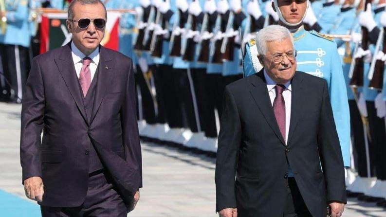 رئيس فلسطين يصل إلى تركيا في زيارة رسمية