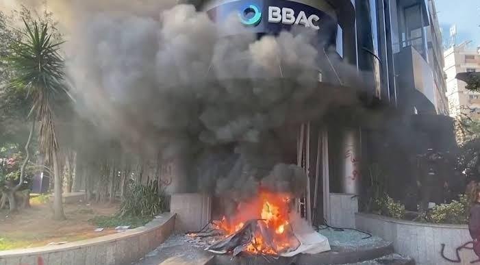لبنان.. مودعون يضرمون النار أمام بنوك في بيروت
