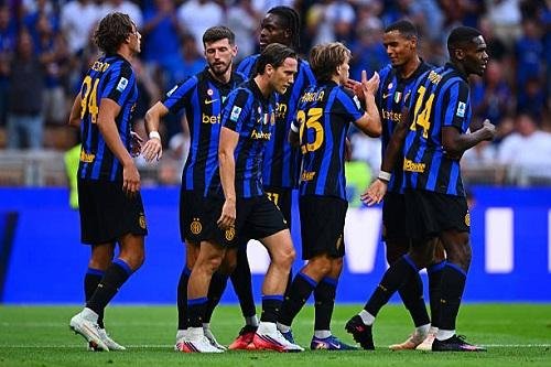 إنتر ميلان يستهل رحلة الدفاع عن الدوري الإيطالي بفوز عريض أمام مونزا