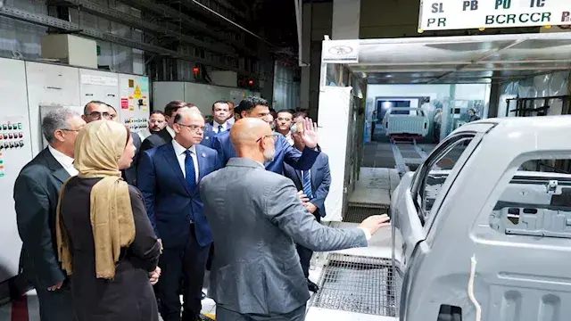 بالصور.. وزيرا الصناعة والاستثمار يتفقدان مصنع جنرال موتورز مصر للسيارات