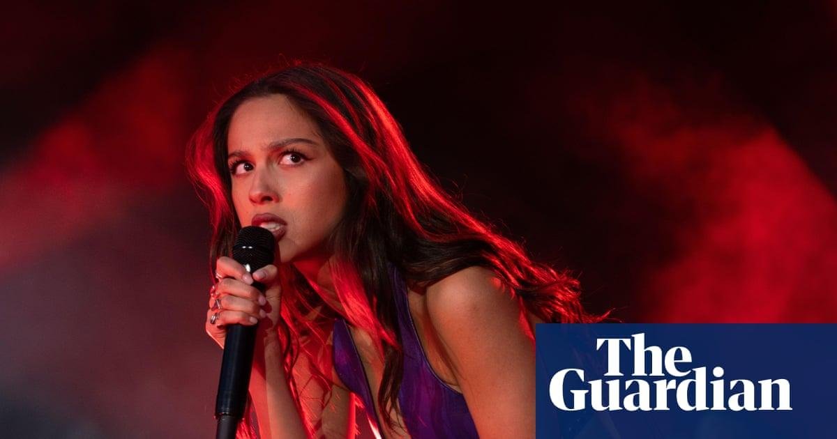 Pass the pit diapers! Why are fans wetting themselves to stand front row at concerts?