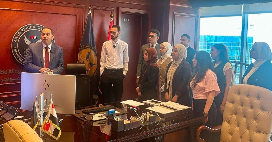إسلام عزام رئيس الرقابة المالية يشرك طلاب التدريب الصيفي في متابعة جلسة تداول البورصة