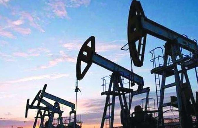 النفط يتراجع 1.8% عقب توقع انخفاض الطلب العالمي