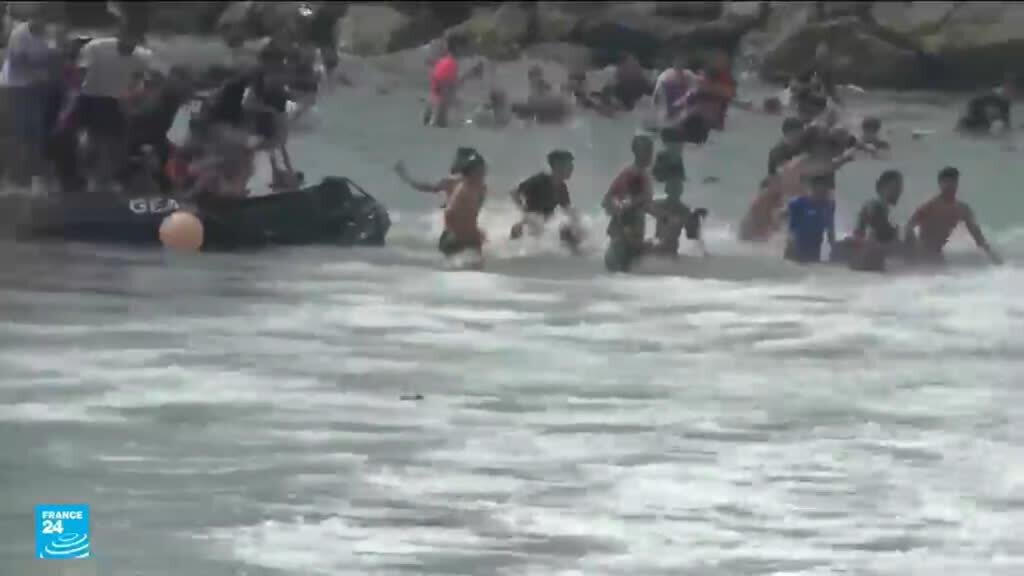 آلاف المهاجرين يتدفقون من المغرب إلى سبتة الإسبانية.. وتحركات لاحتواء الوضع