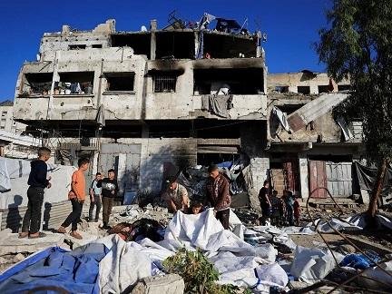 القاهرة الإخبارية: تصعيد عسكري عنيف بغزة والاحتلال يستهدف شققا سكنية في مناطق متفرقة من القطاع