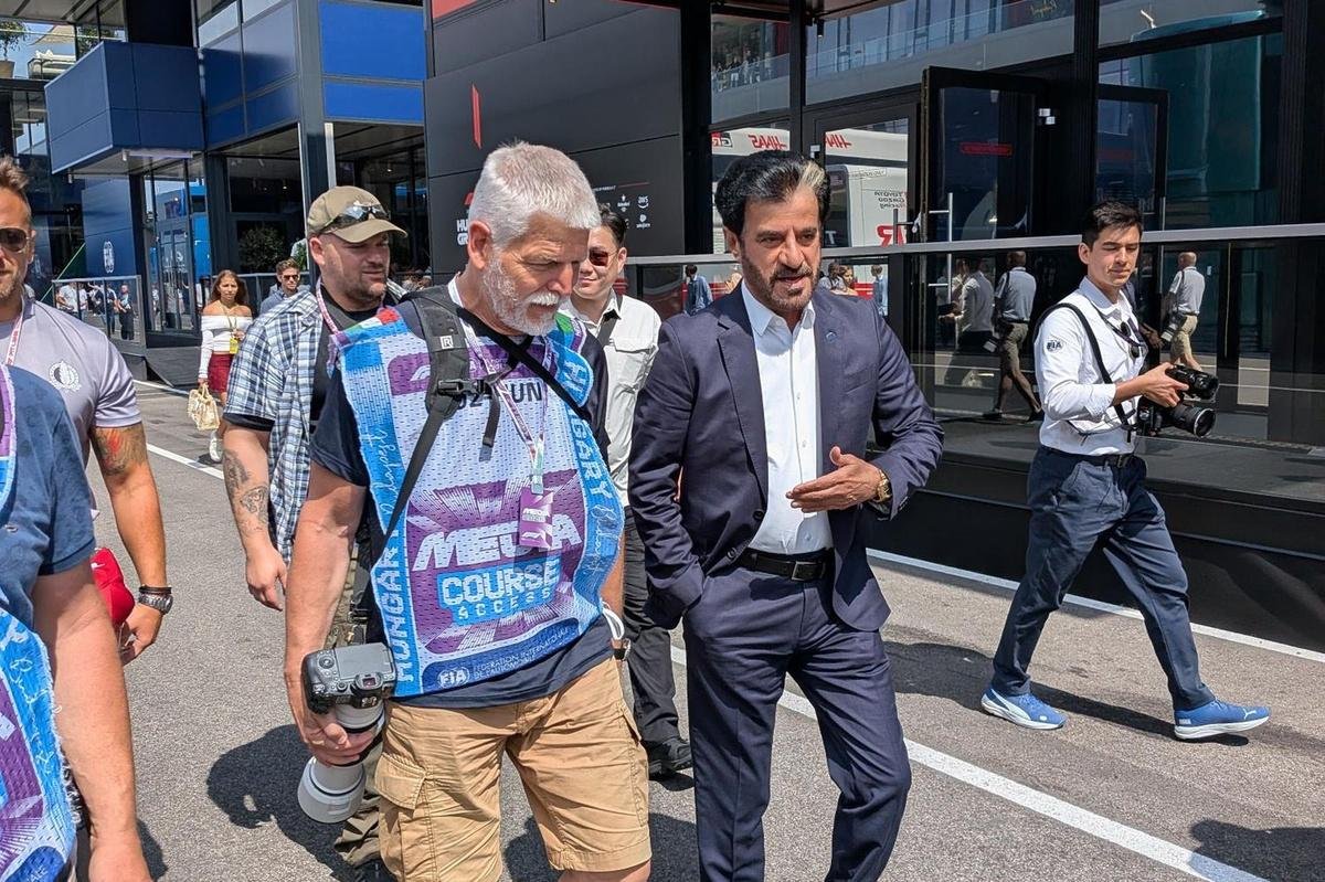 Czech Republic president attends Hungarian GP... as a photographer