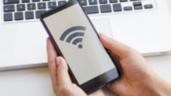 أخبار التكنولوجيا| احذر تطبيقات اختراق الـ Wi-Fi وطريقة آمنة للاتصال بدون باسوورد.. كيف تضمن عدم استرجاع صورك الشخصية بعد بيع الآيفون