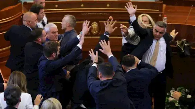 مشهد صادم داخل البرلمان.. نائبة ترشق رئيس وزراء كوسوفو بالبيض (فيديو)