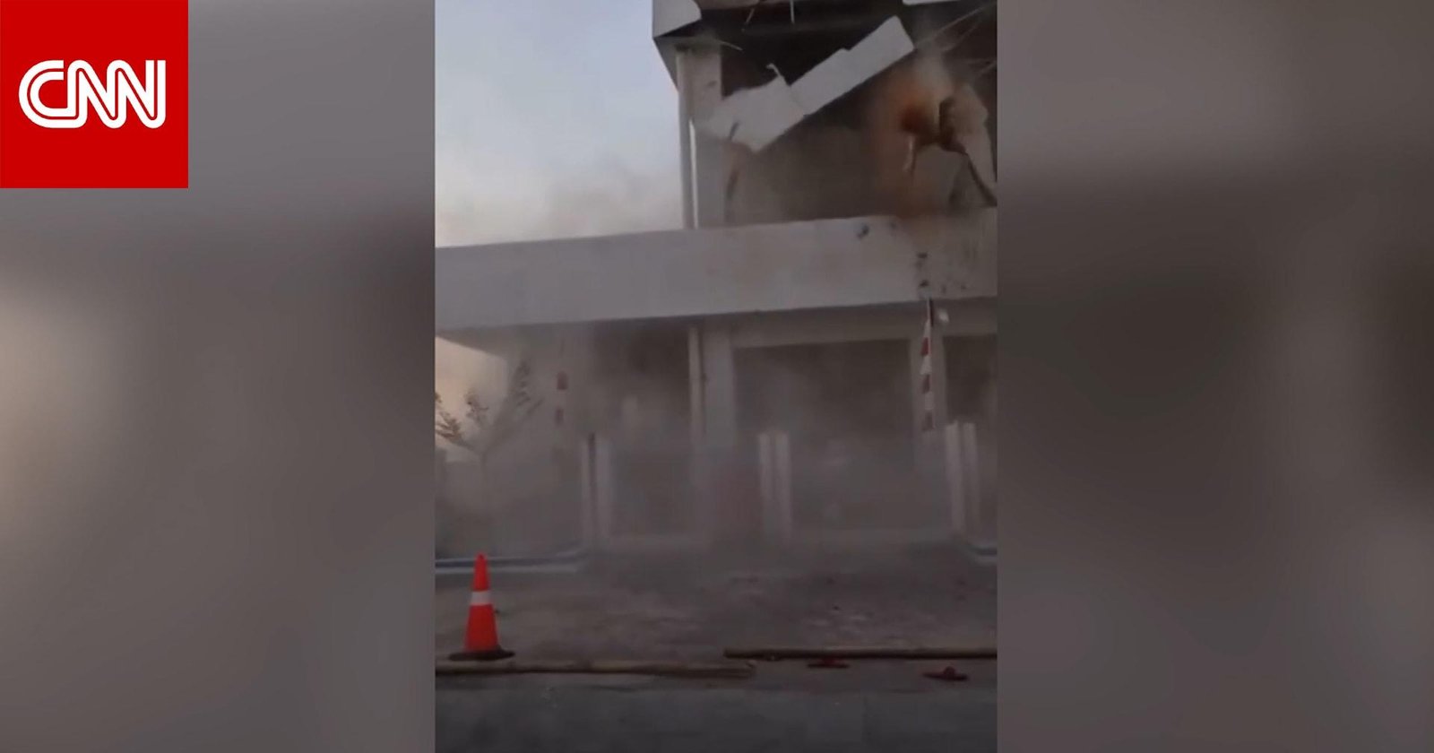 لحظة وقوع زلزال بقوة 7.7 درجة في إندونيسيا وتحذيرات من تسونامي