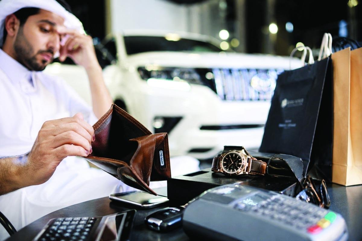 ثقافة الاستهلاك تبدد مدخرات الشباب