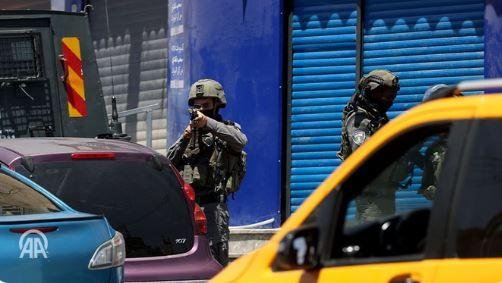 الاحتلال يُواصل عدوانه على قلنديا: 11 مصابا و20 معتقلا وهدم محال تجارية