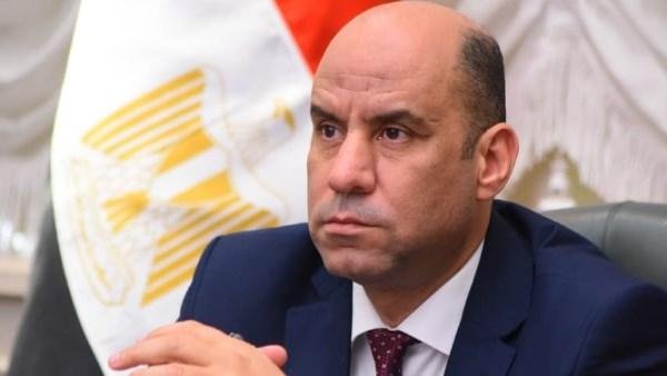 وزير العمل يتابع حادث انقلاب سيارة تقل عمالًا بالجيزة ويوجه بسرعة حصر بيانات الضحايا للدعم والرعاية
