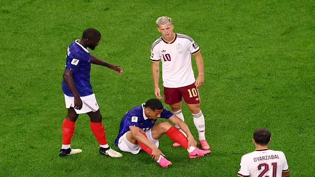 يتجنب الجراحة.. تقارير تكشف تطورات إصابة ساليبا ومدة غيابه عن الفريق