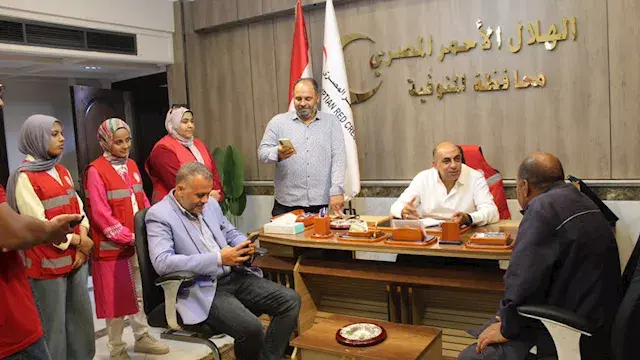 استجابة لـ "مصراوي".. الهلال الأحمر يتدخل لعلاج نجل "عم خالد" بائع صحف المنوفية -صور